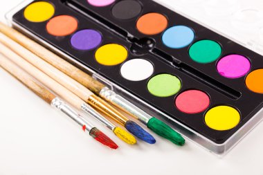 Boyalar ve fırçalar.