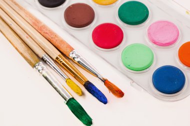 Boyalar ve fırçalar.