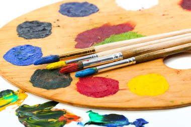 Boyalar ve fırçalar.