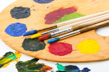 Boyalar ve fırçalar.