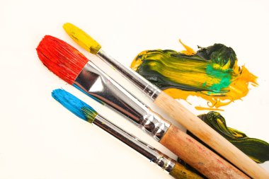 Boyalar ve fırçalar.