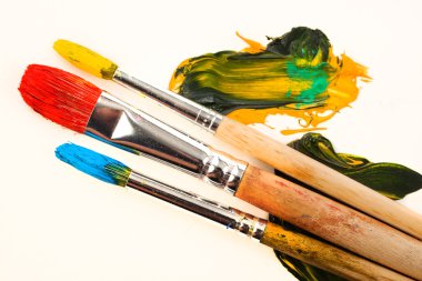 Boyalar ve fırçalar.