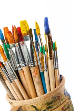 Boyalar ve fırçalar.