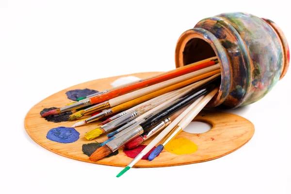 Boyalar ve fırçalar.