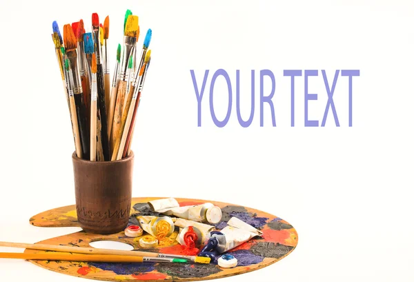 Boyalar ve fırçalar.