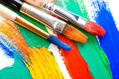 Boyalar ve fırçalar.