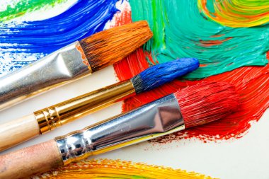 Boyalar ve fırçalar.