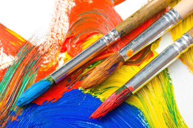 Boyalar ve fırçalar.