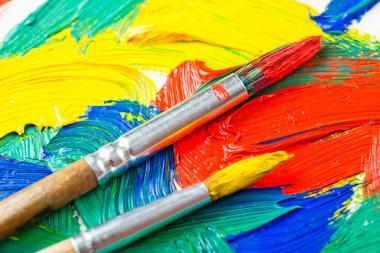 Boyalar ve fırçalar.