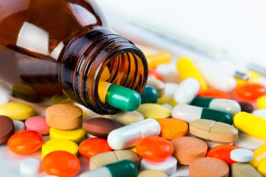 renkli hapları yığını.