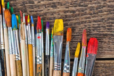 Boyalar ve fırçalar.