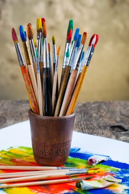 Boyalar ve fırçalar.