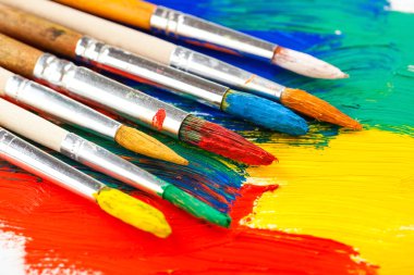 Boyalar ve fırçalar.