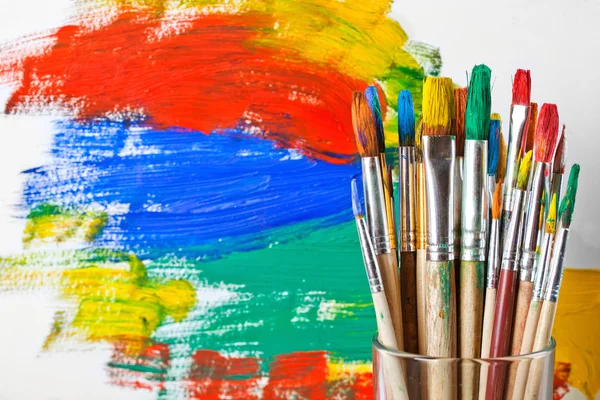 Målningsfärger och penslar — Stockfoto