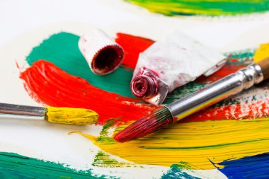 Boyalar ve fırçalar.