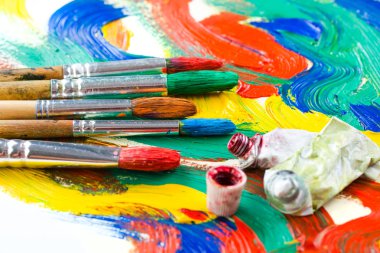 Boyalar ve fırçalar.