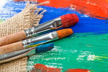 Boyalar ve fırçalar.