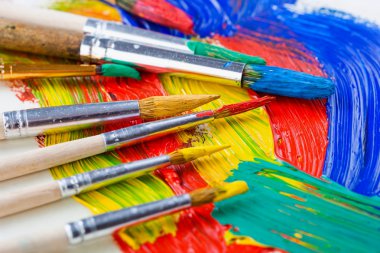 Boyalar ve fırçalar.