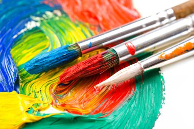 Boyalar ve fırçalar.