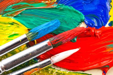 Boyalar ve fırçalar.