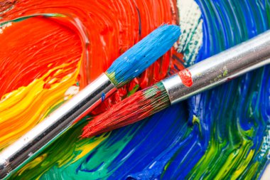 Boyalar ve fırçalar.