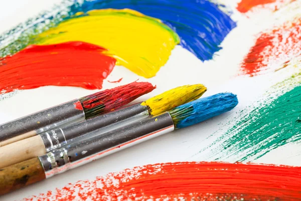 Boyalar ve fırçalar.