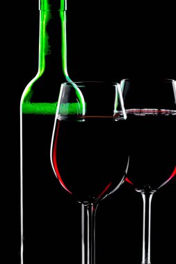 Siyah arka planda bir kadehte şarap