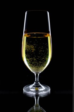 Siyah arka planda şarap bardakları.