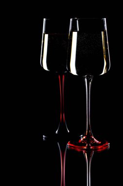 Siyah arka planda şarap bardakları.