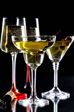 Siyah arka planda şarap bardakları.