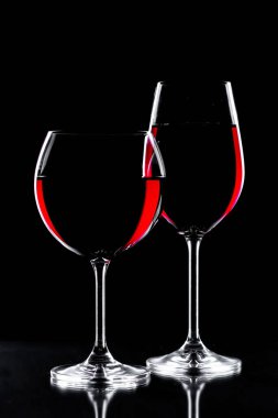 Siyah arka planda şarap bardakları.