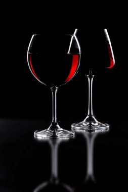 Siyah arka planda şarap bardakları.