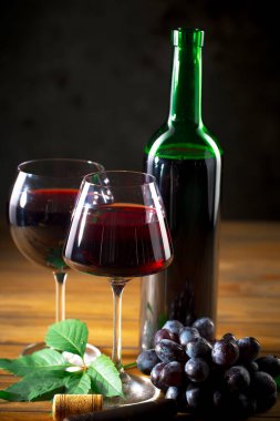 Eski bir arka planda kadehte şarap