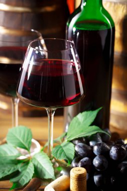 Eski bir arka planda kadehte şarap