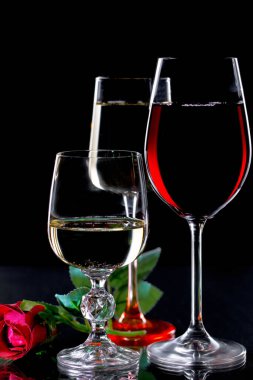 Siyah arka planda şarap bardakları.