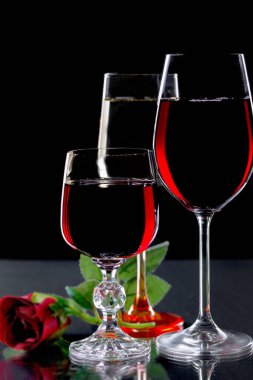 Siyah arka planda şarap bardakları.