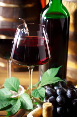 Eski bir arka planda kadehte şarap