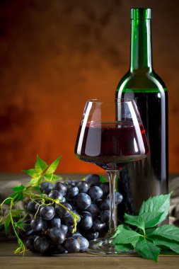 Eski bir arka planda kadehte şarap