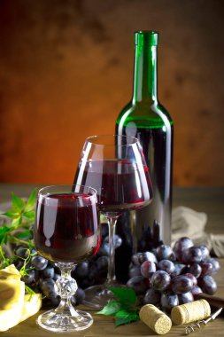 Eski bir arka planda kadehte şarap