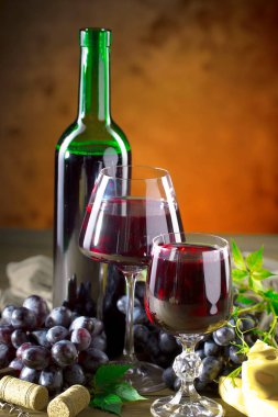 Eski bir arka planda kadehte şarap