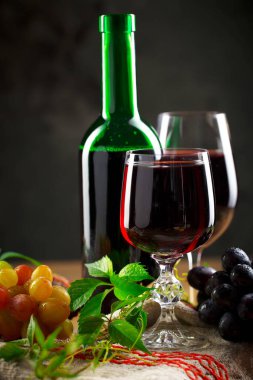 Eski bir arka planda kadehte şarap