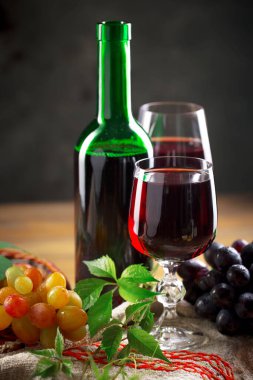 Eski bir arka planda kadehte şarap