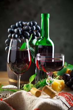 Eski bir arka planda kadehte şarap