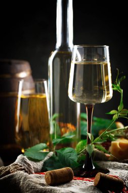 Eski bir arka planda kadehte şarap