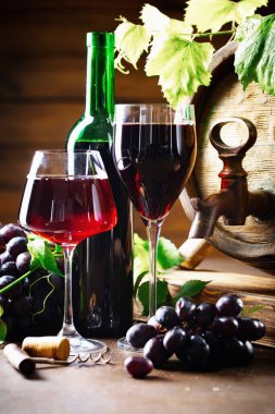 Eski bir arka planda kadehte şarap