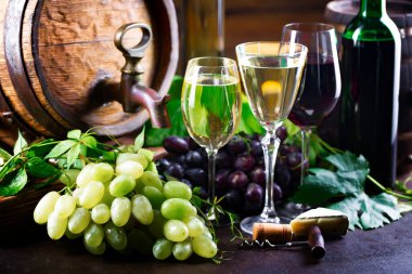 Eski bir arka planda kadehte şarap