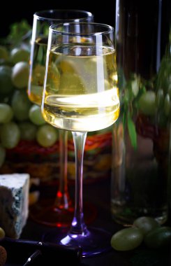 Eski bir arka planda şarap şişesi ve üzüm..