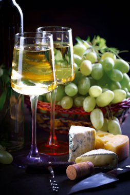 Eski bir arka planda şarap şişesi ve üzüm..