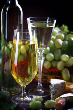 Eski bir arka planda şarap şişesi ve üzüm..