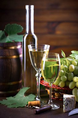Eski bir arka planda şarap şişesi ve üzüm..